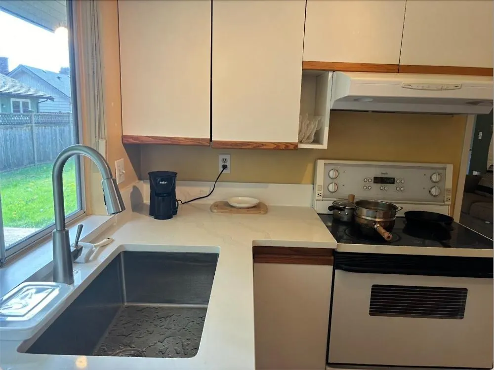 ホームステイ Cozy Retreat On Sandpiper Court - Room H With Share Bathroom リッチモンド カナダ