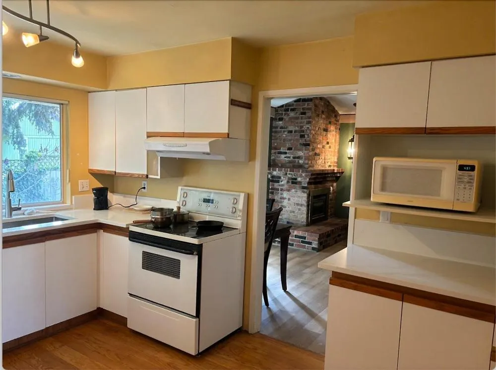 Cozy Retreat On Sandpiper Court - Room H With Share Bathroom リッチモンド カナダ